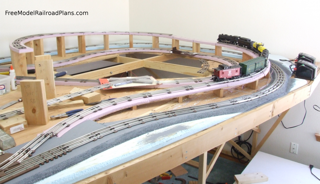 Free model railroad plans, O gauge, layout, spare bedroom, roadbed, elevated track, grade